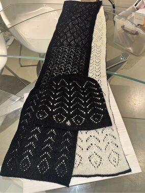 Ralph Lauren knit reversible scarf with matching beanie. Black and cream